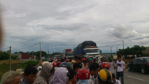 Rất nhiều người dân hiếu kỳ đã dừng xe xem vụ tai nạn khiến giao thông đi qua đây bị tắc nghẽn Rất nhiều người dân hiếu kỳ đã dừng xe xem vụ tai nạn khiến giao thông đi qua đây bị tắc nghẽn