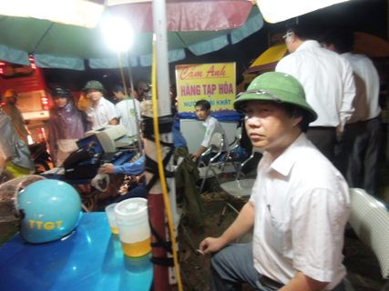 Ông Lương Phan Kỳ - Giám đốc Sở GTVT Hà Tĩnh "bất lực" ngồi hút thuốc nhìn hàng trăm xe vượt qua trạm cân của đoàn liên ngành Ông Lương Phan Kỳ - Giám đốc Sở GTVT Hà Tĩnh "bất lực" ngồi hút thuốc nhìn hàng trăm xe vượt qua trạm cân của đoàn liên ngành