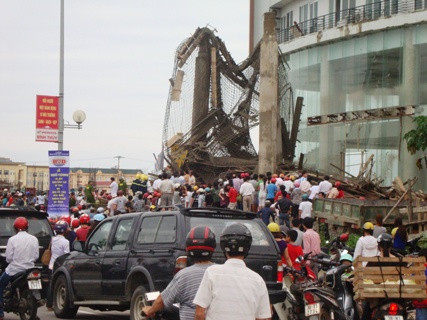 Vụ sập sảnh khách sạn Stailing ngày 2/10 đã làm 8 người bị thương và một phụ nữ đang mang thai tử vong