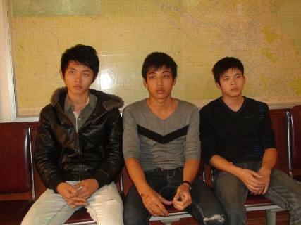 3 đối tượng vi phạm giao thông thông rồi còn đam xe vào công an và gây tai nạn liên hoàn bị bắt giữ về phòng CSGT TP.Vinh