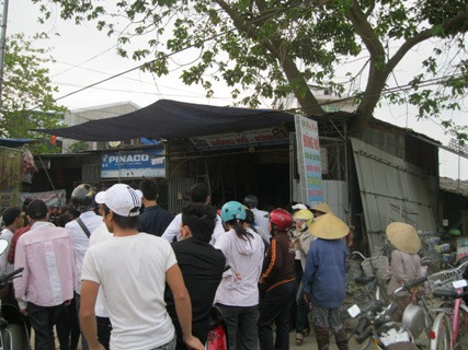 Biết tin em Mẫn treo cổ tự vẫn, nhiều người dân xung quanh đã đến chia buồn cùng gia đình em Biết tin em Mẫn treo cổ tự vẫn, nhiều người dân xung quanh đã đến chia buồn cùng gia đình em