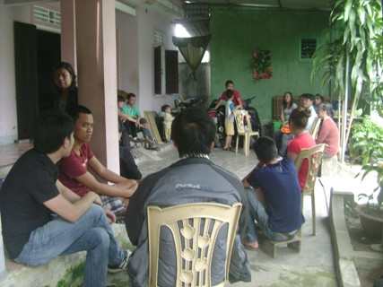 Biết tin chau Na bị bắt cóc nhiều người dân đã đến gia đình cháu Na.