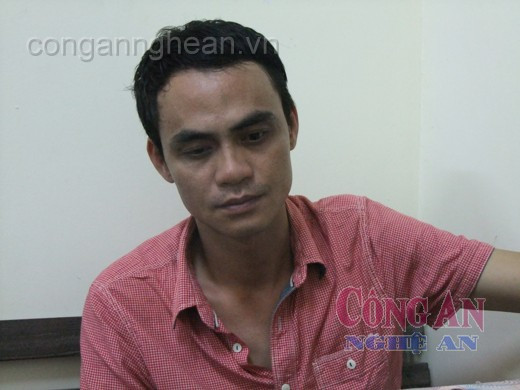 Cao Đức Nhân là một ông trùm ma túy xuyên quốc gia với 10 năm trong nghề. Nhân là một trong những tay cáo già cực ranh ma trong giới buôn bán ma tuý. Với đội ngũ đàn em tay chân đắc lực, sẵn sàng cùng nhau vào cuộc, đường dây của Nhân luôn thay đổi quy luật hoạt động, cực kì thận trọng trong việc buôn bán, giao hàng. Từ năm 2004, Cao Đức Nhân thành lập một đường dây buôn bán ma tuý từ Lào vào Việt Nam với những mặt hàng đa dạng: ma tuý tổng hợp, cần sa, ma tuý dạng đá… Cực kì cẩn thận trong buôn bán, giao hàng, Cao Đức Nhân phân công nhiệm vụ cụ thể từng đường dây, phát hàng cho đối tượng vận chuyển tại nước bạn. Khi hàng qua được cửa khẩu, Cao Đức Nhân mới “tiếp bước”, chuyển vào TP Hồ Chí Minh tiêu thụ. Tháng 5/2012, sau một vụ bài bạc thua tới 4 tỉ đồng, Cao Đức Nhân lại nhanh chóng bắt tay vào cuộc, buôn bán ma tuý để kiếm lời. Và chuyến đi này, Nhân sa lưới… Cao Đức Nhân là một ông trùm ma túy xuyên quốc gia với 10 năm trong nghề. Nhân là một trong những tay cáo già cực ranh ma trong giới buôn bán ma tuý. Với đội ngũ đàn em tay chân đắc lực, sẵn sàng cùng nhau vào cuộc, đường dây của Nhân luôn thay đổi quy luật hoạt động, cực kì thận trọng trong việc buôn bán, giao hàng. Từ năm 2004, Cao Đức Nhân thành lập một đường dây buôn bán ma tuý từ Lào vào Việt Nam với những mặt hàng đa dạng: ma tuý tổng hợp, cần sa, ma tuý dạng đá… Cực kì cẩn thận trong buôn bán, giao hàng, Cao Đức Nhân phân công nhiệm vụ cụ thể từng đường dây, phát hàng cho đối tượng vận chuyển tại nước bạn. Khi hàng qua được cửa khẩu, Cao Đức Nhân mới “tiếp bước”, chuyển vào TP Hồ Chí Minh tiêu thụ. Tháng 5/2012, sau một vụ bài bạc thua tới 4 tỉ đồng, Cao Đức Nhân lại nhanh chóng bắt tay vào cuộc, buôn bán ma tuý để kiếm lời. Và chuyến đi này, Nhân sa lưới…