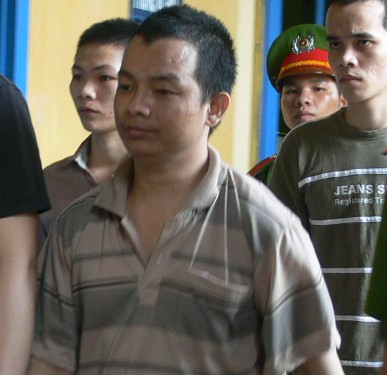 Theo án sơ thẩm, Nguyễn Văn Minh có hành vi quan hệ tình dục với bị hại N.T.N.G. (SN 1996) từ năm 2005, lúc đó G. chỉ mới 11 tuổi. Sau mỗi lần quan hệ, Minh đều cho tiền và dặn dò G. không được tiết lộ. Đến năm 2010, bị cáo Trung biết G. thường xuyên quan hệ tình dục với cha mình nên có những lời lẽ đe dọa. Nghe vậy, G. lo sợ và đã đồng ý cho Trung quan hệ tình dục. Từ đó, hai cha con Minh, Trung thường xuyên quan hệ với G. Ngày 27-7, Tòa Phúc thẩm TAND Tối cao tại TPHCM xử phúc thẩm đã bác kháng cáo và tuyên y án 13 năm tù đối với bị cáo Nguyễn Trung Trung (SN 1980, quê Tiền Giang) về tội cưỡng dâm trẻ em. Nguyễn Văn Minh (SN 1951, cha Trung) đã bị tuyên phạt 24 năm tù cho cả hai tội hiếp dâm trẻ em và giao cấu với trẻ em. Ảnh: Đối tượng Nguyễn Trung Trung.