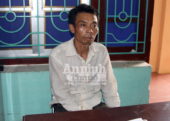 Vụ án hiếp dâm kinh hoàng xảy ra đêm 28 rạng sáng 29-7 tại thôn Hoành Sơn, xã Phi Mô, Lạng Giang, Bắc Giang. Hoàng Văn Minh (SN 1963) trú tại thôn Hoành Sơn, xã Phi Mô đã cưỡng hiếp chính cháu họ rồi giết và giấu xác cháu ở một cái giếng. Ảnh: Đối tượng Hoàng Văn Minh tại cơ quan công an.