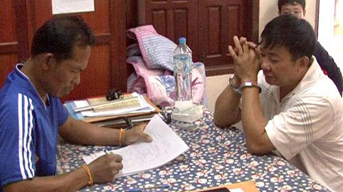 Vào lúc 12 giờ 30 phút ngày 8/4, tại bản Viêng Khăm, huyện Pạc Cạ Đinh, tỉnh Bô Ly Khăm Xay (Lào), Bộ đội Biên phòng tỉnh Hà Tĩnh phối hợp với Cục phòng chống tội phạm ma túy - Công an tỉnh Bô Ly Khăm Xay đã bắt giữ đối tượng Xiêng Phêng có hành vi vận chuyển trái phép 39 bánh hêrôin.(15kg) và hơn 1 tấn cần sa. 20 năm trước hắn may mắn thoát án tử hình nhưng lần này liệu hắn còn có thể may mắn thêm một lần nữa... Vào lúc 12 giờ 30 phút ngày 8/4, tại bản Viêng Khăm, huyện Pạc Cạ Đinh, tỉnh Bô Ly Khăm Xay (Lào), Bộ đội Biên phòng tỉnh Hà Tĩnh phối hợp với Cục phòng chống tội phạm ma túy - Công an tỉnh Bô Ly Khăm Xay đã bắt giữ đối tượng Xiêng Phêng có hành vi vận chuyển trái phép 39 bánh hêrôin.(15kg) và hơn 1 tấn cần sa. 20 năm trước hắn may mắn thoát án tử hình nhưng lần này liệu hắn còn có thể may mắn thêm một lần nữa...