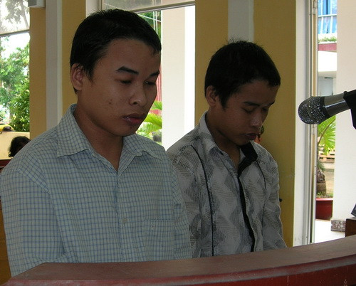 Hai anh em Lê Văn Hồng (22 tuổi) và Lê Văn Thắng (20 tuổi) đã cưỡng hiếp chính hai đứa em gái ruột của mình. Đau đớn hơn, trong đó có một em gái đã sinh một bé trai. Xét thấy hành vi của Hồng và Thắng rất nguy hiểm, xâm phạm đến danh dự, nhân phẩm của nạn nhân và trái với luân thường đạo lý nên chiều 13/9, TAND tỉnh Sóc Trăng đã tuyên phạt Lê Văn Thắng (20 tuổi) và anh trai Lê Văn Hồng (22 tuổi) cùng ngụ tại xã Trường Khánh, huyện Long Phú, Sóc Trăng, mức án tù chung thân về tội “hiếp dâm trẻ em”. Ảnh: Hai anh em Lê Văn Hồng và Lê Văn Thắng.