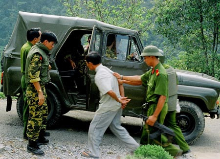 Có một lần, không muốn đi xe khách lên Điện Biên, Minh ôm một lúc hơn 3,8 tỷ đồng vào một salon ôtô ở quận Ba Đình để tậu xe. Có lẽ thấy một gã ăn mặc nhếch nhác, hom hem, đi dép lê ở cửa, bảo vệ nhầm tưởng một tay dặt dẹo đã chạy ra đuổi khéo. Minh chẳng nói chẳng rằng, ném cái bao tải dứa chứa đầy tiền đánh uỵch ra mặt bàn mấy em lễ tân đang cau có, rồi chỉ vào chiếc xe Land cruiser bóng lộn: “Tao mua con xe kia!”. Phi một mạch về Na Ư, Minh đỗ con xe tiền tỷ ngay cạnh cái chuồng trâu. Việc Minh mua xe cũng chẳng làm xôn xao cái bản Ca Hâu nhỏ bé, vì từ lâu Na Ư có không ít “đại gia” sở hữu nhiều xe còn đẹp và đắt tiền hơn “con Land” của hắn.. Có một lần, không muốn đi xe khách lên Điện Biên, Minh ôm một lúc hơn 3,8 tỷ đồng vào một salon ôtô ở quận Ba Đình để tậu xe. Có lẽ thấy một gã ăn mặc nhếch nhác, hom hem, đi dép lê ở cửa, bảo vệ nhầm tưởng một tay dặt dẹo đã chạy ra đuổi khéo. Minh chẳng nói chẳng rằng, ném cái bao tải dứa chứa đầy tiền đánh uỵch ra mặt bàn mấy em lễ tân đang cau có, rồi chỉ vào chiếc xe Land cruiser bóng lộn: “Tao mua con xe kia!”. Phi một mạch về Na Ư, Minh đỗ con xe tiền tỷ ngay cạnh cái chuồng trâu. Việc Minh mua xe cũng chẳng làm xôn xao cái bản Ca Hâu nhỏ bé, vì từ lâu Na Ư có không ít “đại gia” sở hữu nhiều xe còn đẹp và đắt tiền hơn “con Land” của hắn..