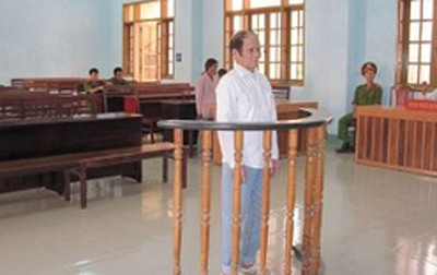 Đinh Thỡn (65 tuổi, làng Brưl, xã Chơ Glong, huyện Kông Chro, Gia Lai) đã cưỡng hiếp cháu T mới 8 tuổi. Thỡn là bố dượng của T nhưng vì ham muốn thể xác nên đã hiếp dâm cả đứa con trên danh nghĩa của mình. Một ông già nhưng đã khiến cho cô bé phải chịu đau đớn cả về thể xác lẫn tinh thần. 13 năm tù cho ông Thỡn nhưng liệu có thể bù đắp được những nỗi đau trong tâm hồn của cô bé 8 tuổi? Ảnh: Đối tượng Đinh Thỡn.