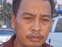 Ông trùm Trần Đức Vũ ( 43 tuổi) bị bắt vì hành vi mua bán trái phép ma túy. Những năm 1998, Vũ đứng đầu đường dây ma túy từ Lào về Nghệ An. Mỗi bánh heroin đưa trót lọt về Việt Nam, Vũ trả công cho đệ tử 300-500 USD. Số ma túy này được Vũ đưa xuống thành phố Vinh rồi giao cho các đầu mối khác ở Sài Gòn, Hà Nội. Khi đường dây bị bắt, hắn trốn vào Tây Nguyên rồi đổi tên họ, lấy vợ và trở thành ông chủ rừng cao su. Nhưng rồi sau 14 năm trốn, hắn không thể trốn tránh được pháp luật... Ông trùm Trần Đức Vũ ( 43 tuổi) bị bắt vì hành vi mua bán trái phép ma túy. Những năm 1998, Vũ đứng đầu đường dây ma túy từ Lào về Nghệ An. Mỗi bánh heroin đưa trót lọt về Việt Nam, Vũ trả công cho đệ tử 300-500 USD. Số ma túy này được Vũ đưa xuống thành phố Vinh rồi giao cho các đầu mối khác ở Sài Gòn, Hà Nội. Khi đường dây bị bắt, hắn trốn vào Tây Nguyên rồi đổi tên họ, lấy vợ và trở thành ông chủ rừng cao su. Nhưng rồi sau 14 năm trốn, hắn không thể trốn tránh được pháp luật...