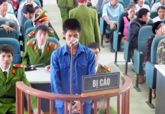 Nửa đêm 30/6/2011, biết chồng của mợ đi làm xa, Nguyễn Văn Thành gõ cửa nhà mợ để tâm sự chuyện gia đình. Vừa vào đến nhà, Thành đòi mợ tắt điện nhưng không được. Thấy vậy, Thành tự tay tắt rồi giở trò với mợ. Bị mợ chống cự, kêu la, Thành dùng chăn bịt kín mặt mợ và tiếp tục giở trò. Người mợ chết, đứa cháu gây tội ác bỏ trốn nhưng không thể thoát được lưới của pháp luật. Nỗi đau mà Thành để lại cho gia đình là quá lớn. Ảnh: Đối tượng Nguyễn Văn Thành.