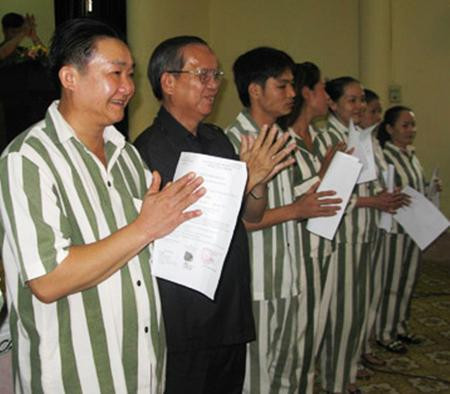 Xiêng Phêng là một trong những kẻ liên quan trực tiếp đến đường dây mua bán ma túy lớn do Vũ Xuân Trường cầm đầu, được triệt xóa gần 20 năm trước. Trong vụ án về đường dây của Vũ Xuân Trường, ngoài 8 bị cáo bị tử hình và 8 bị cáo khác chung thân, Xiêng Phêng may mắn nhất khi thoát án tử và được đặc xá vào năm 2010. Tuy thời gian trong tù, Xiêng Phêng đã tỏ ra hối cải nhưng sau khi quay trở về Lào, hắn lại " ngựa quen đường cũ" tiếp tục lao thân vào con đường buôn bán ma túy trái phép. Xiêng Phêng là một trong những kẻ liên quan trực tiếp đến đường dây mua bán ma túy lớn do Vũ Xuân Trường cầm đầu, được triệt xóa gần 20 năm trước. Trong vụ án về đường dây của Vũ Xuân Trường, ngoài 8 bị cáo bị tử hình và 8 bị cáo khác chung thân, Xiêng Phêng may mắn nhất khi thoát án tử và được đặc xá vào năm 2010. Tuy thời gian trong tù, Xiêng Phêng đã tỏ ra hối cải nhưng sau khi quay trở về Lào, hắn lại " ngựa quen đường cũ" tiếp tục lao thân vào con đường buôn bán ma túy trái phép.