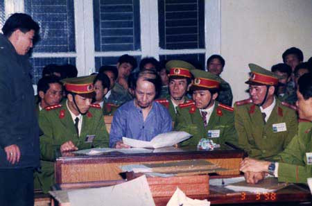 Trùm ma túy Vũ Xuân Trường từng là đề tài nóng vào những năm cuối của thế kỳ 20. Lúc ấy, Vũ Xuân Trường đang là đại uý thuộc Cục Cảnh sát hình sự Bộ Công an. Sau khi Xiêng Phênh bị bắt, toàn bộ đường dây buôn bán ma túy của vị đại úy này cũng bị bắt. Các đối tượng trong đường dây đã mua bán, vận chuyển trên 250kg heroin, 210kg thuốc phiện và đã 11 lần đưa ma túy thẩm lậu vào Việt Nam. Năm 1998, Vũ Xuân Trường bị thi hành án tử hình". Trùm ma túy Vũ Xuân Trường từng là đề tài nóng vào những năm cuối của thế kỳ 20. Lúc ấy, Vũ Xuân Trường đang là đại uý thuộc Cục Cảnh sát hình sự Bộ Công an. Sau khi Xiêng Phênh bị bắt, toàn bộ đường dây buôn bán ma túy của vị đại úy này cũng bị bắt. Các đối tượng trong đường dây đã mua bán, vận chuyển trên 250kg heroin, 210kg thuốc phiện và đã 11 lần đưa ma túy thẩm lậu vào Việt Nam. Năm 1998, Vũ Xuân Trường bị thi hành án tử hình".