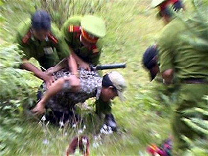 Trong thời gian "kinh doanh" ma túy, Thùy thuê đến chục người vận chuyển khác nhau, bởi theo gã, như vậy đỡ bị lực lượng chức năng chú ý. Bao giờ Thùy cũng trả tiền công cho người vận chuyển thuê sau khi họ trót lọt trở về, thậm chí còn bớt cả tiền công để buộc họ làm tiếp cho gã chuyến khác. Những người đàn bà của Thùy cũng rất táo bạo. Chính nhờ họ và việc buôn bán heroin của Thùy tốt hơn. Trong thời gian "kinh doanh" ma túy, Thùy thuê đến chục người vận chuyển khác nhau, bởi theo gã, như vậy đỡ bị lực lượng chức năng chú ý. Bao giờ Thùy cũng trả tiền công cho người vận chuyển thuê sau khi họ trót lọt trở về, thậm chí còn bớt cả tiền công để buộc họ làm tiếp cho gã chuyến khác. Những người đàn bà của Thùy cũng rất táo bạo. Chính nhờ họ và việc buôn bán heroin của Thùy tốt hơn.