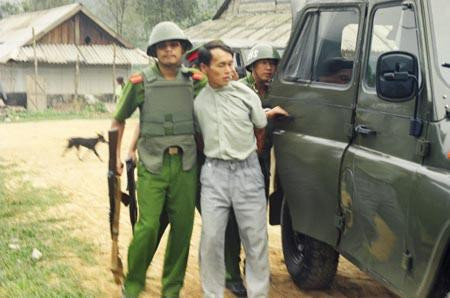 Lý Giống Minh là một trong những ông trùm ma túy lớn nhưng mù chữ. Tiến hành lệnh bắt, khám xét khẩn cấp, lực lượng công an thu giữ tại nhà Minh 2 khẩu súng săn, 2 súng tự chế, nhiều hộp đạn cùng thuốc nổ, bàn ép heroin, tiền các loại và một quyển sổ được “vẽ” bằng các kí tự rất kì lạ. Sau này, Minh đã khai nhận, do không biết chữ nên hắn tự nghĩ ra các kí tự đánh dấu các chuyến hàng và số USD gặt hái được! Lý Giống Minh là một trong những ông trùm ma túy lớn nhưng mù chữ. Tiến hành lệnh bắt, khám xét khẩn cấp, lực lượng công an thu giữ tại nhà Minh 2 khẩu súng săn, 2 súng tự chế, nhiều hộp đạn cùng thuốc nổ, bàn ép heroin, tiền các loại và một quyển sổ được “vẽ” bằng các kí tự rất kì lạ. Sau này, Minh đã khai nhận, do không biết chữ nên hắn tự nghĩ ra các kí tự đánh dấu các chuyến hàng và số USD gặt hái được!