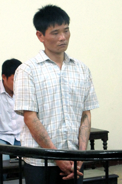 Lợi dụng vợ và con trai vắng nhà, Hoàng Văn Duyến ( SN 1974, ở xã Sơn Đông, thị xã Sơn Tây) nhiều lần thực hiện hành vi quấy rối tình dục chính con gái đẻ của mình là Hoàng TM. Trong số đó, 2 lần Duyến đã thực hiện được hành vi giao cấu. Gây một tội ác dã man cho con gái như vậy nhưng hắn không hề thành khẩn khi phiên tòa xét xử diễn ra. Tù chung thân là mức án mà người cha đốn mạt này phải chịu. Ảnh: Đối tượng Hoàng Văn Duyến.