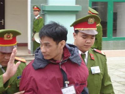 Là ông trùm khét tiếng nhưng rất kín đáo, hành tung khá bí ấn. Y có một vợ nhưng có rất nhiều bồ. Chính vì lần qua thăm người tình mà Thủy đã vô tình bị công an bắt nên người ta vẫn hay truyền nhau rằng " ông trùm này chết vì yêu"... Là ông trùm khét tiếng nhưng rất kín đáo, hành tung khá bí ấn. Y có một vợ nhưng có rất nhiều bồ. Chính vì lần qua thăm người tình mà Thủy đã vô tình bị công an bắt nên người ta vẫn hay truyền nhau rằng " ông trùm này chết vì yêu"...