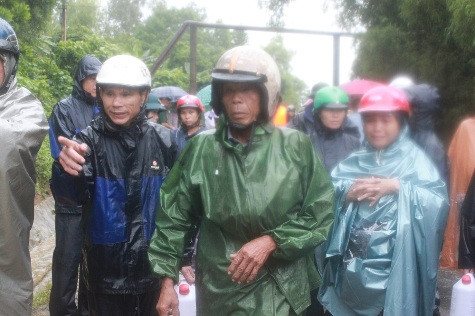 Người thân các nạn nhân có mặt tại khu vực xảy ra tai nạn trong nỗi đau tột cùng Người thân các nạn nhân có mặt tại khu vực xảy ra tai nạn trong nỗi đau tột cùng