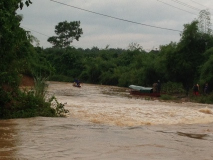 Sáng ngày 20/3 khi trời hửng sáng các lực lượng chức năng đã nhanh chóng phân bổ lực lượng tiếp tục tìm kiếm tung tích các nạn nhân mất tích. Tuy nhiên hiện nước đầu nguồn đổ về khu vực tràn Khe Ang vẫn đang rất lớn Sáng ngày 20/3 khi trời hửng sáng các lực lượng chức năng đã nhanh chóng phân bổ lực lượng tiếp tục tìm kiếm tung tích các nạn nhân mất tích. Tuy nhiên hiện nước đầu nguồn đổ về khu vực tràn Khe Ang vẫn đang rất lớn