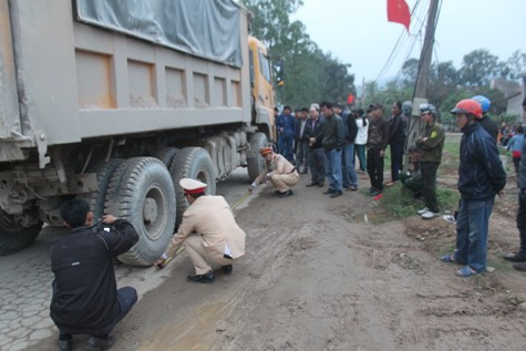Lực lượng công an đang khám nghiệm điều tra nguyên nhân vụ tai nạn