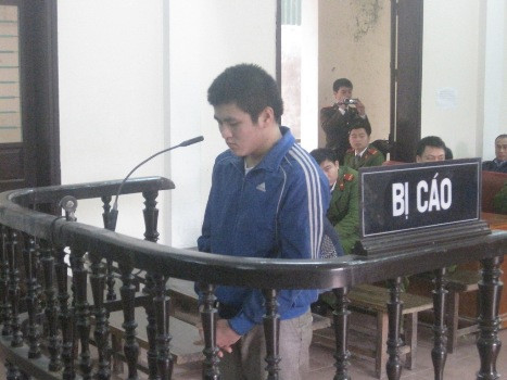Bị cáo Đạt trước vành móng ngựa Bị cáo Đạt trước vành móng ngựa