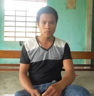 Anh Nguyễn Quang Huy người phát hiện gốc gỗ sưa vui mừng vì sau khi nhận được tiền mua công phát hiện nhưng vẫn được bình an. Nhưng nay anh lại lo lắng bị trùm gỗ sưa đòi lại tiền Anh Nguyễn Quang Huy người phát hiện gốc gỗ sưa vui mừng vì sau khi nhận được tiền mua công phát hiện nhưng vẫn được bình an. Nhưng nay anh lại lo lắng bị trùm gỗ sưa đòi lại tiền
