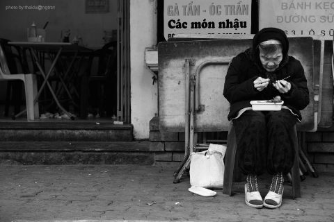 Cụ già têm trầu trên hè phố Nguyễn Hữu Huân. Cụ già têm trầu trên hè phố Nguyễn Hữu Huân.