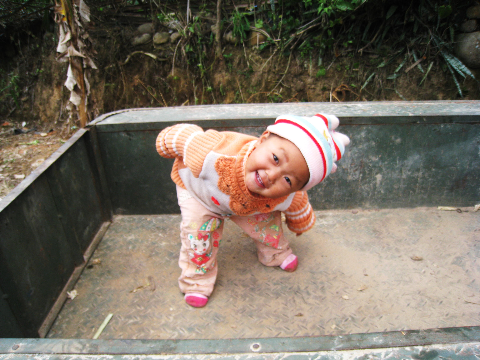 Em bé ngây thơ tròn xoe đôi mắt Em bé ngây thơ tròn xoe đôi mắt