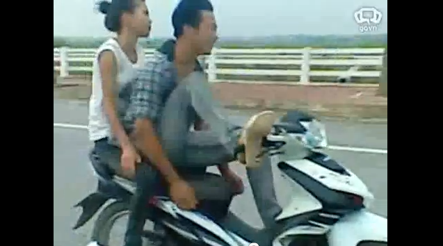 Quái xế và bạn gái rất vui vẻ trên xe.