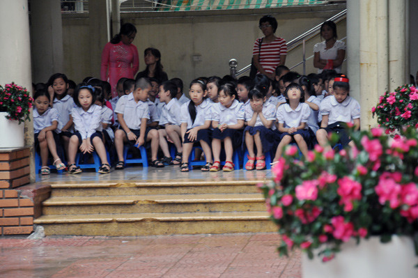 Các bé chăm chú nghe cô phát biểu, bên cạnh đó là những phụ huynh cũng cùng con dự khai giảng đứng dưới mái hiên trường. Các bé chăm chú nghe cô phát biểu, bên cạnh đó là những phụ huynh cũng cùng con dự khai giảng đứng dưới mái hiên trường.