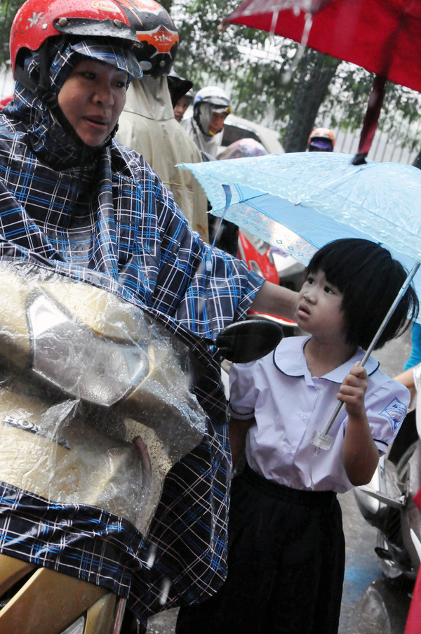 Một học sinh lớp 1 nũng nịu đòi mẹ vào trường cùng con. Một học sinh lớp 1 nũng nịu đòi mẹ vào trường cùng con.