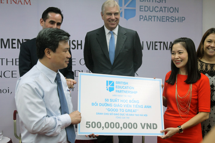 Bà Đào Mai Hương, Giám đốc điều hành của BEP trao học bổng cho đại diện Sở GD&ĐT Hà Nội. Bà Đào Mai Hương, Giám đốc điều hành của BEP trao học bổng cho đại diện Sở GD&ĐT Hà Nội.