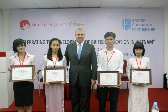 Hoàng tử Andrew trao học bổng mang tên mình cho các học sinh du học tại Anh Quốc. Hoàng tử Andrew trao học bổng mang tên mình cho các học sinh du học tại Anh Quốc.