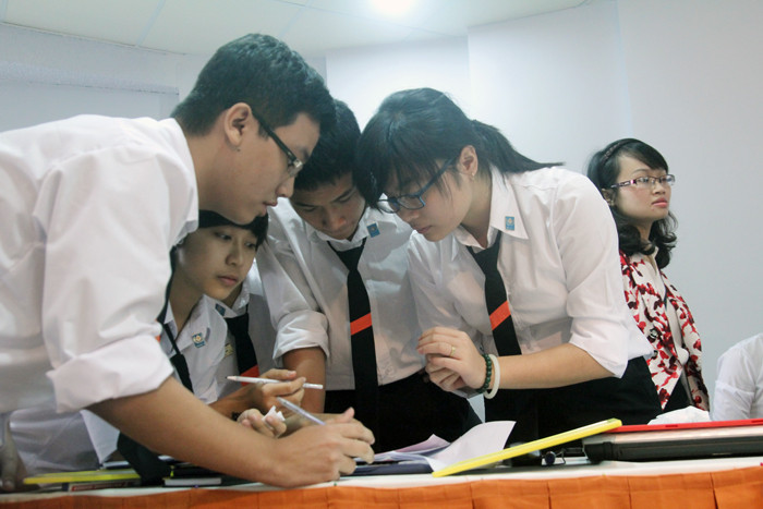 Học sinh trường THPT FPT trong một phần thi Toán bằng tiếng Anh ở buổi sáng hôm nay với hai trường là THPT Thạch Thất và THPT Hai Bà Trưng, kết quả trường THPT FPT giành chiến thắng tuyệt đối. Ảnh Xuân Trung