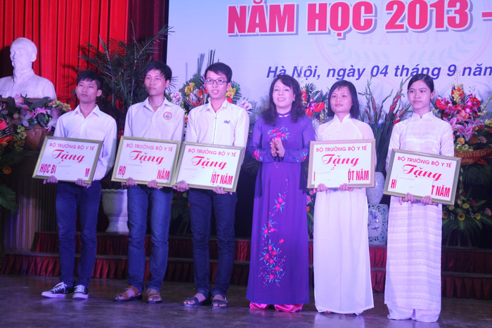 Bộ trưởng Bộ Y tế Nguyễn Thị Kim Tiến trao quà cho các thủ khoa có hoàn cảnh khó khăn. Bộ trưởng Bộ Y tế Nguyễn Thị Kim Tiến trao quà cho các thủ khoa có hoàn cảnh khó khăn.