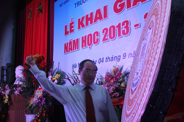 Phó Thủ tướng Nguyễn Thiện Nhân đánh trống khai giảng năm học mới tại trường. Phó Thủ tướng Nguyễn Thiện Nhân đánh trống khai giảng năm học mới tại trường.