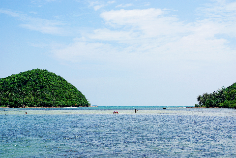 Ba Hòn Đầm_Kiên Giang. Ở đây bạn có thể đi bộ giữa biển từ đảo này qua đảo khác và tha hồ lượm những hải sản mà vùng biển giàu có này ban tặng Ba Hòn Đầm_Kiên Giang. Ở đây bạn có thể đi bộ giữa biển từ đảo này qua đảo khác và tha hồ lượm những hải sản mà vùng biển giàu có này ban tặng