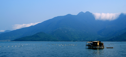 Trên đường từ Lăng Cô về Huế.Vệt nắng sớm ở đảo Thổ Chu, Kiên Giang. Trên đường từ Lăng Cô về Huế.Vệt nắng sớm ở đảo Thổ Chu, Kiên Giang.