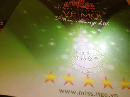 Trước đó, BTC cuộc thi này đã không minh bạch trong việc đóng dấu nổi chữ Trung Quốc trên vé mời và giải thích là để chống giả mạo