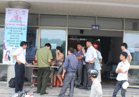 Phòng An ninh văn hóa Công an tỉnh và Thanh tra Sở Văn hóa tỉnh Hà Tĩnh tiến hành kiểm tra điểm bán vé đêm chung kết cuộc thi Miss ITgo VN 2013 vào chiều ngày 3/8