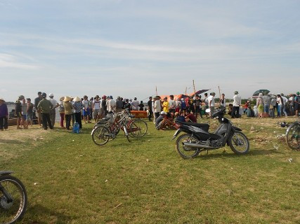 Bờ sông Yên nơi xảy ra vụ hỗn chiến (các thi thể nạn nhân tử vong trong vụ hỗn chiến bị rơi xuống sông được lực lượng chức năng tìm kiếm đưa lên bờ)