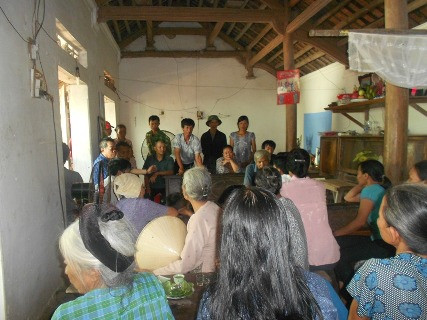 Rất đông anh em, bà con chòm xóm đến chia buồn cùng gia đình nạn nhân Hiệp