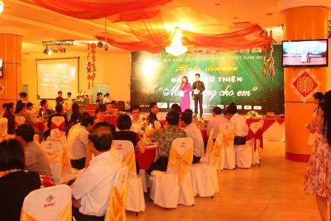 Theo như thông báo của BTC cuộc thi với các nhà tài trợ và dư luận thì toàn bộ số tiền bán đấu giá này (750 triệu đồng) sẽ được ủng hộ để xây Trường tiểu học Hà Linh, huyện Hương Khê, Hà Tĩnh. Theo như thông báo của BTC cuộc thi với các nhà tài trợ và dư luận thì toàn bộ số tiền bán đấu giá này (750 triệu đồng) sẽ được ủng hộ để xây Trường tiểu học Hà Linh, huyện Hương Khê, Hà Tĩnh.