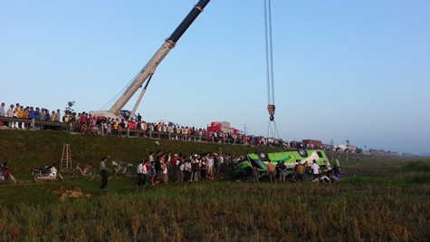 Chiếc xe khách bị lật đang chở hàng chục công nhân của 1 công ty tại Lạng Sơn vào Nghệ An dự đám cưới Chiếc xe khách bị lật đang chở hàng chục công nhân của 1 công ty tại Lạng Sơn vào Nghệ An dự đám cưới