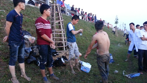 Nhiều người dân cũng đã có mặt tại hiện trường vụ tai nạn Nhiều người dân cũng đã có mặt tại hiện trường vụ tai nạn