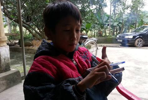 Cháu Hạnh diễn lại cảnh công an viên xã Thanh Tùng tên là Sinh đã dùng 3 cây bút kẹp ở 3 kẹt tay trái của cháu rồi bóp mạnh 2 lần đến bầm tím để bắt nhận tội trộm chim Cháu Hạnh diễn lại cảnh công an viên xã Thanh Tùng tên là Sinh đã dùng 3 cây bút kẹp ở 3 kẹt tay trái của cháu rồi bóp mạnh 2 lần đến bầm tím để bắt nhận tội trộm chim