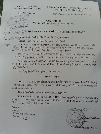 Mặc dù đã có biên bản xử lý kỷ luật ông Trần Văn Trọng - Trưởng công an xã Thanh Tùng nhưng gia đình cháu Hạnh vẫn chưa bằng lòng bởi cho rằng mức kỷ luật vậy là quá nhẹ và những cán bộ làm sai cũng chưa có động thái nhận lỗi với gia đình cháu Mặc dù đã có biên bản xử lý kỷ luật ông Trần Văn Trọng - Trưởng công an xã Thanh Tùng nhưng gia đình cháu Hạnh vẫn chưa bằng lòng bởi cho rằng mức kỷ luật vậy là quá nhẹ và những cán bộ làm sai cũng chưa có động thái nhận lỗi với gia đình cháu