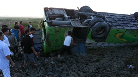 Người dân đang cạy cửa xe đưa nạn nhân trong xe ra ngoài Người dân đang cạy cửa xe đưa nạn nhân trong xe ra ngoài