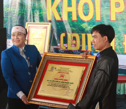 Đại diện Liên hiệp UNESCO trao bằng nghệ nhân ưu tú cho đồng thầy Phạm Quang Hồng Đại diện Liên hiệp UNESCO trao bằng nghệ nhân ưu tú cho đồng thầy Phạm Quang Hồng