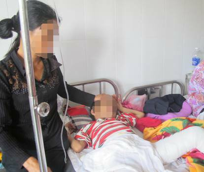 Chị X. đang chăm cháu V. điều trị tại Bệnh viện Nhi - Sản Nghệ An